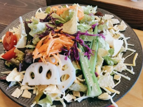 삶은 달걀을 넣은 연근 샐러드