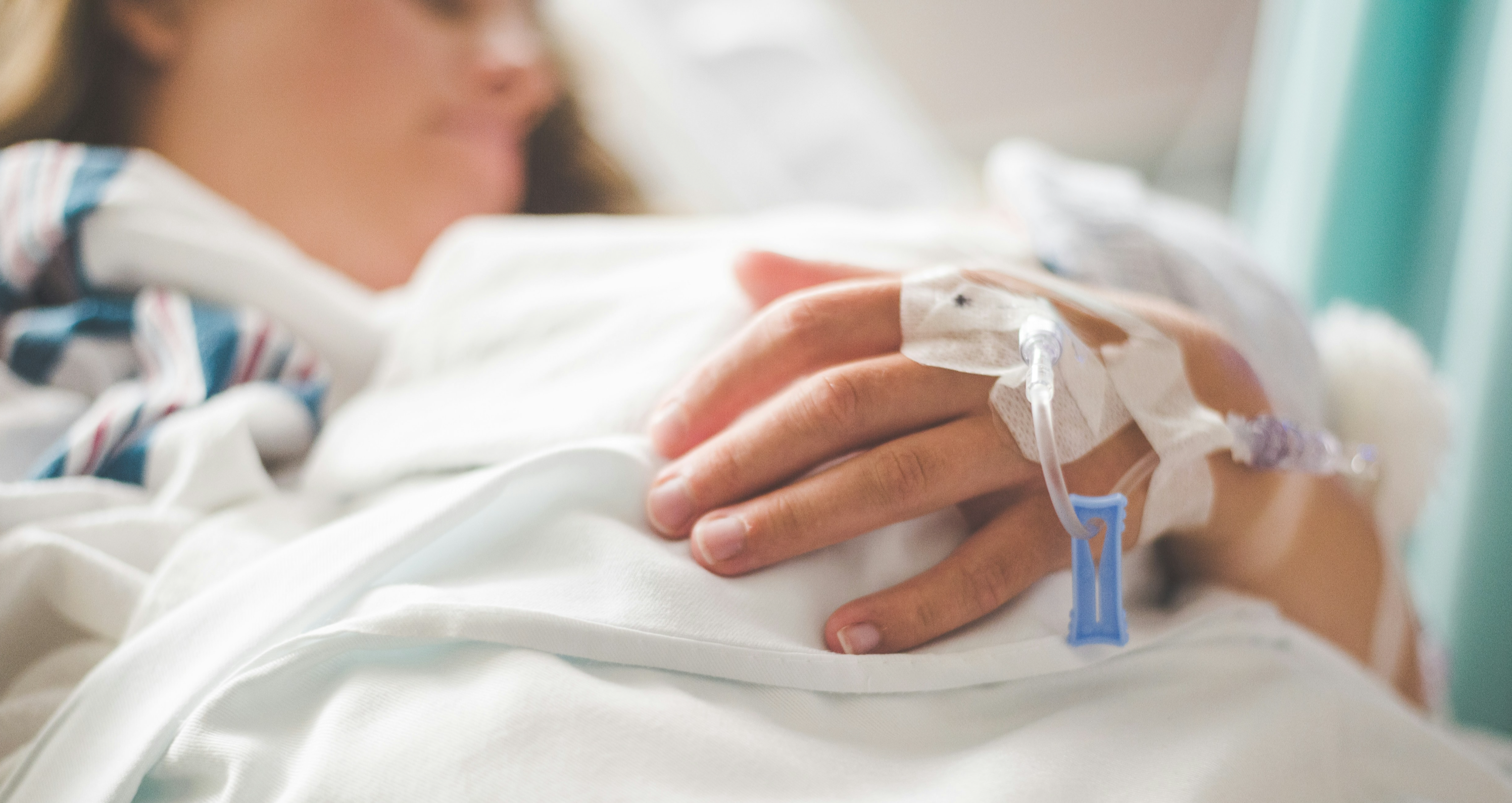 손등에 놓인 주사 바늘과 수액 줄