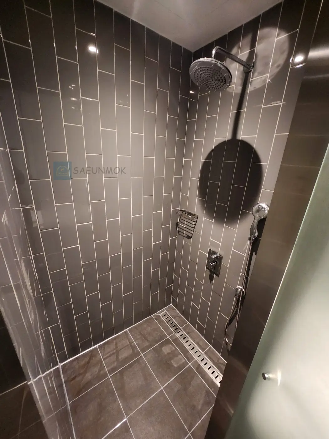 더-클래식-바이원-호텔-디럭스-더블-샤워실