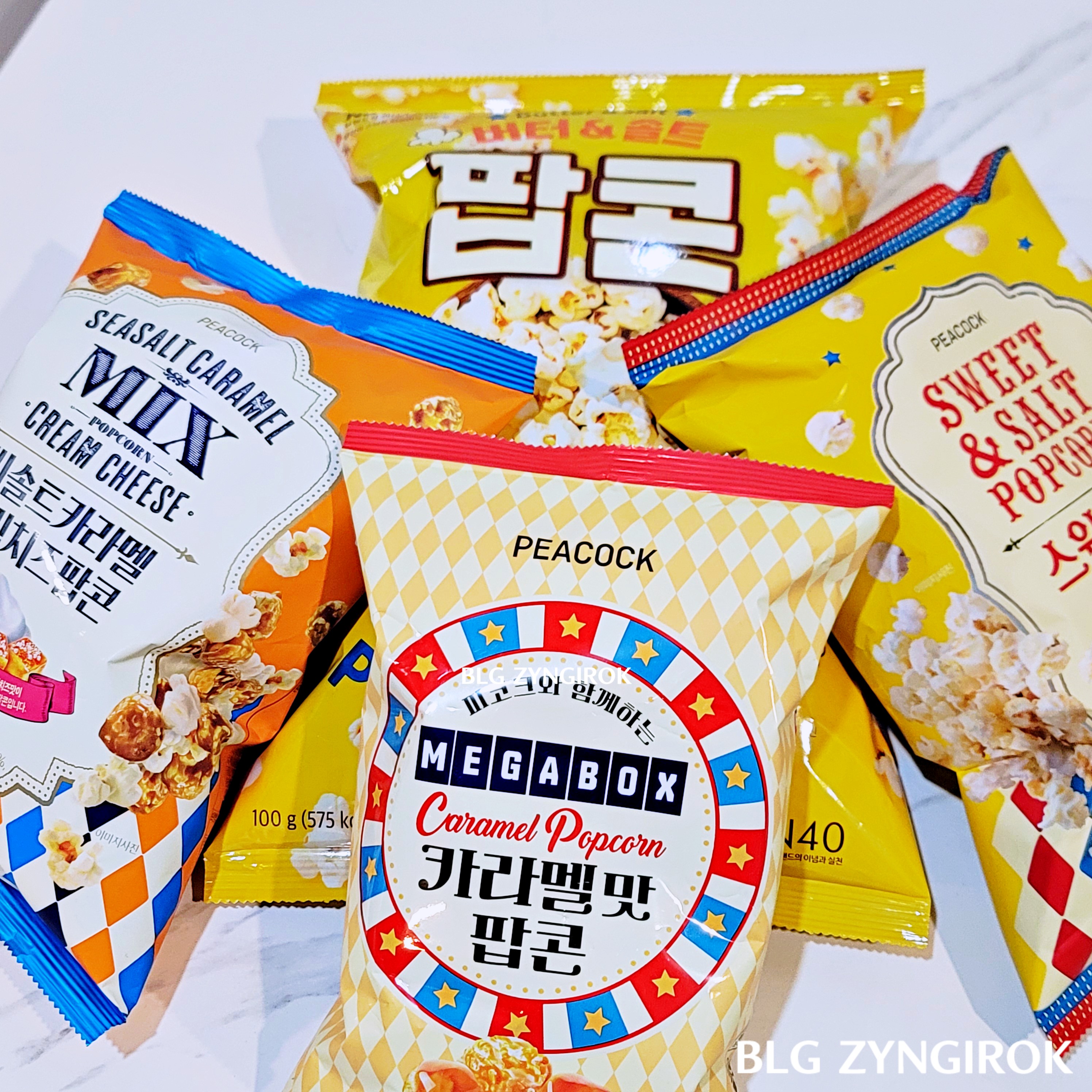 노브랜드 피코크 팝콘들이 테이블 위에 놓여있다.
