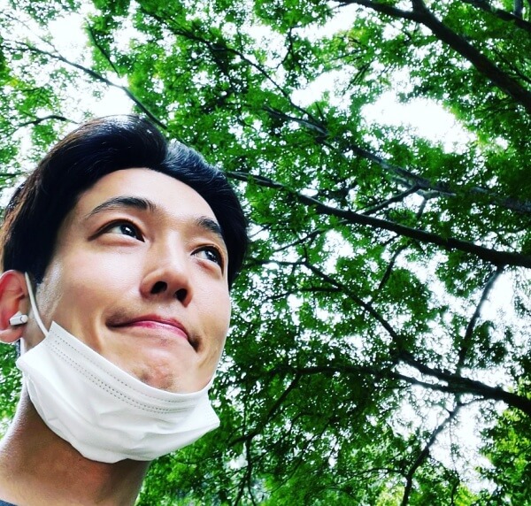 푸르른-숲속에서-미소짓는-정경호-배우