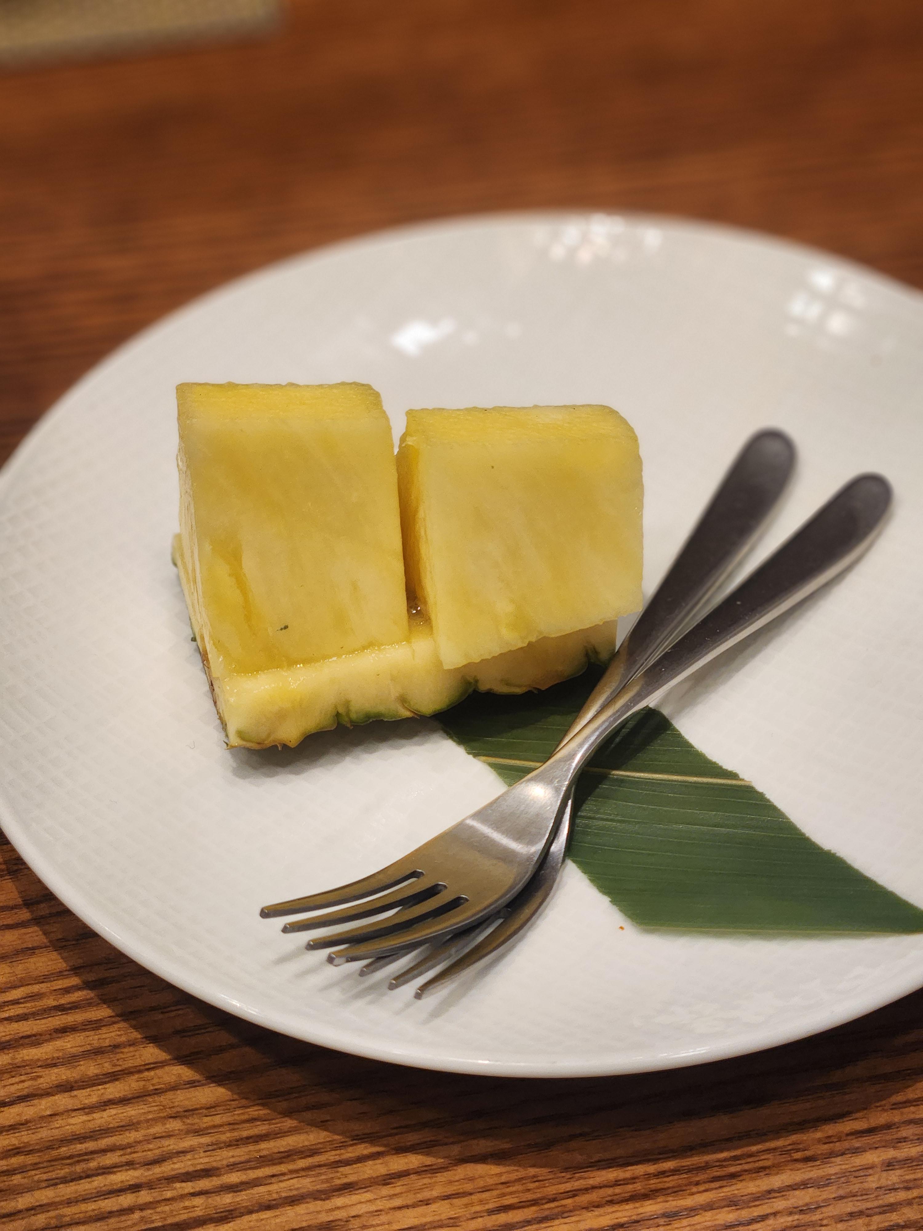 가매일식 점심 코스의 마무리, 후식으로 제공된 파인애플 한 조각