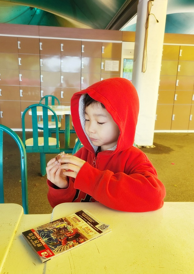 집에서 들고온 베이글을 먹는 쿠웅이