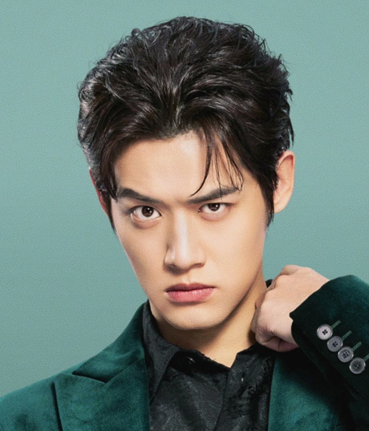 인상을 쓰고 있는 류동친