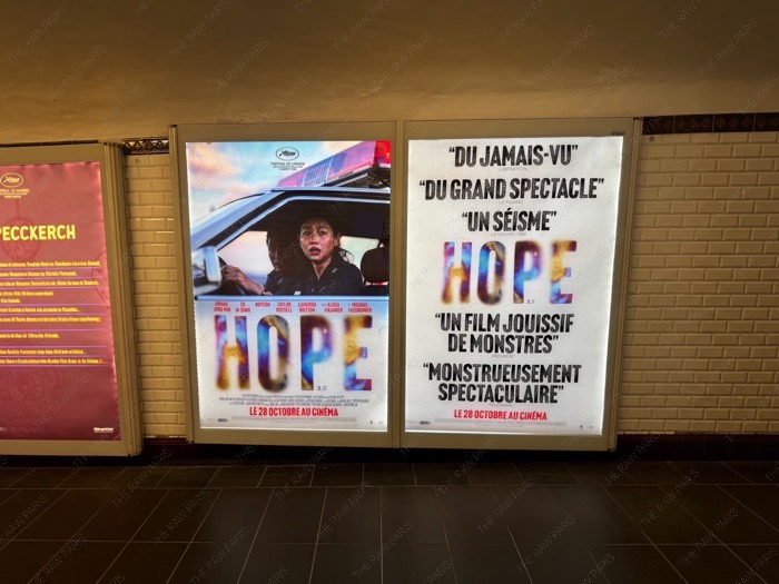 파리 메트로 지하철 승강장 내부에 설치된 영화 'HOPE'의 10월 28일 개봉 광고 라이트박스 포스터