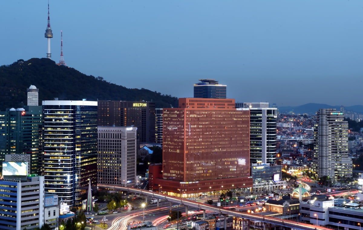 서울역 인근 한강대로에 자리잡은 서울스퀘어의 전신은 대우빌딩이다.