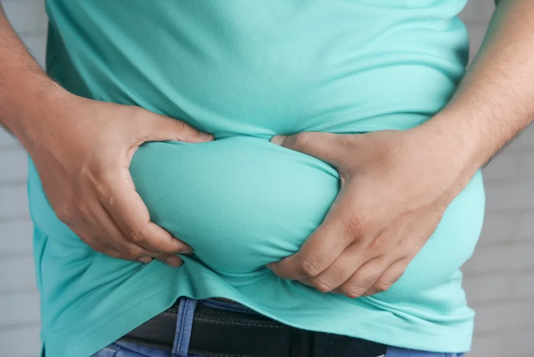 폐통증-남성 배만지는 이미지
