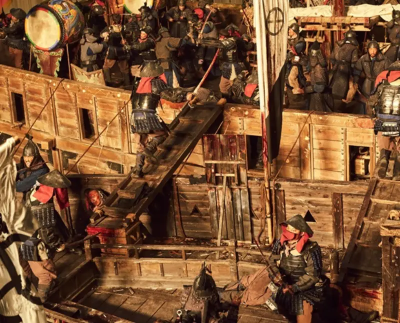 왜군과 조선 수군이 배 위에서 전쟁을 펼치는 노량: 죽음의 바다 주요 장면