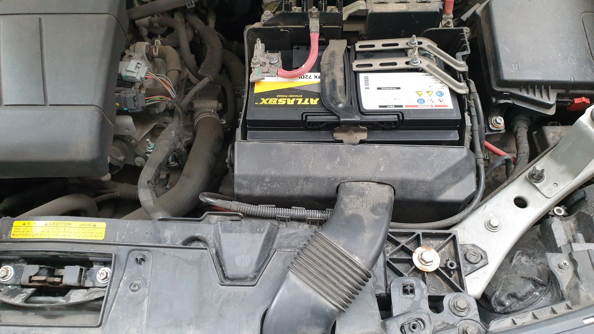 배터리 전면 커버 끼운 모습