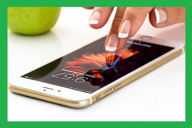 스마트폰-화면-두드리는-모습