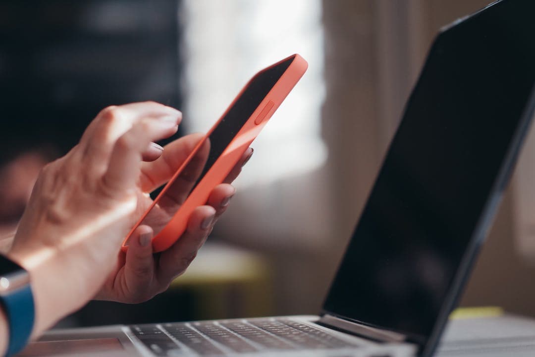 스마트폰과 노트북을 함께 활용해 챗GPT 사용하는 장면