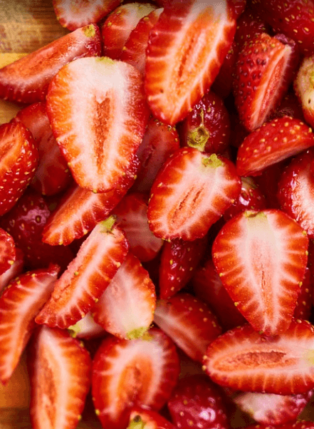 1월 제철 음식 딸기가 반으로 잘라져 있다