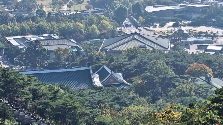 전망대에서 바라보이는 청와대 전경, 날씨가 흐려 전망이 깔끔하지 않습니다.