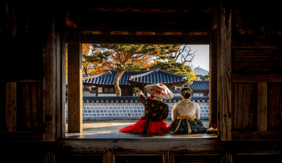 경기전안에서 한복입고 앉아있는 두여자