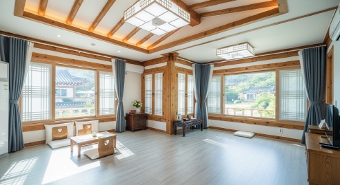 한옥 스타일 펜션 실내 전경, 밝은 조명, 여름 낮 풍경