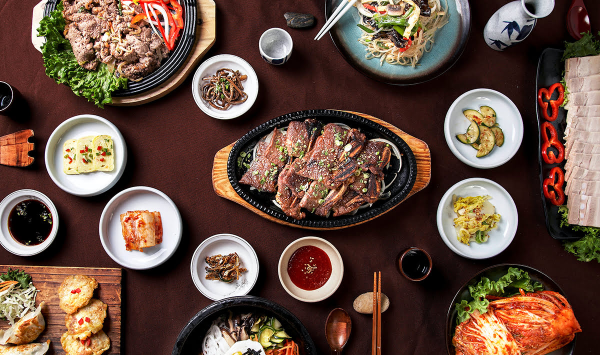 한정식 (Hansik) 을 현대적으로 재해석한 다이닝 (Dining) 서비스는 김치, 장 (Sauce), 제철 산채 등 로컬 (Local) 식재료의 우수성을 알리며 한국 미식 (K-Gourmet) 의 가치를 높입니다.