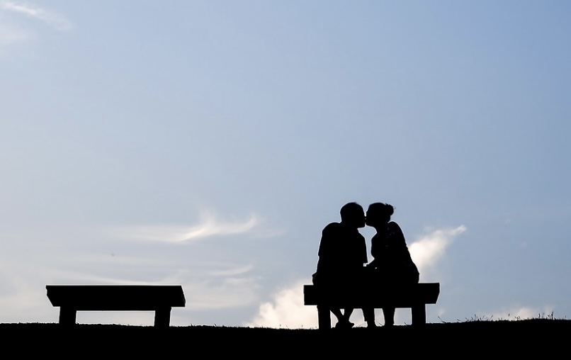 부부 대화 심리적 지지 사진(두 남녀가 벤치에 앉아서 뽀뽀하고 있는 사진)