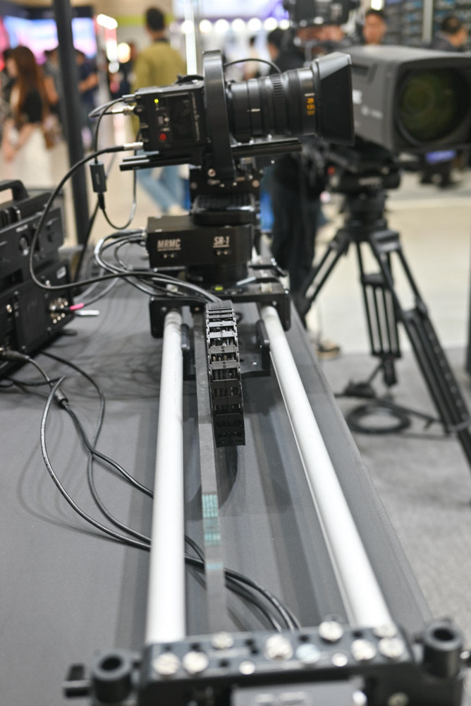 2025 코바에서 본 니콘 부스의 레드 카메라와 MRMC