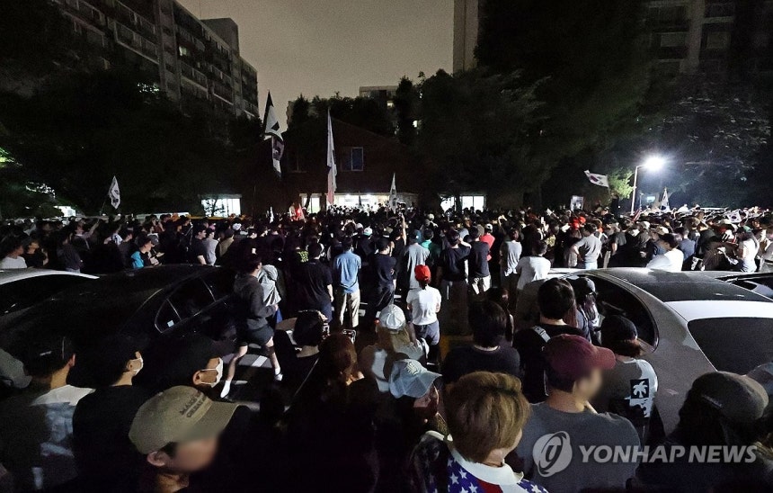 투표용지 부족으로 밤샘 대치하고 있는 6.3지방선거 송파구의 한 투표소 앞