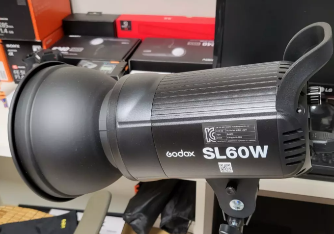 고독스에서-출시한-SL60W-지속광-조명을-사용하고-있는-사진