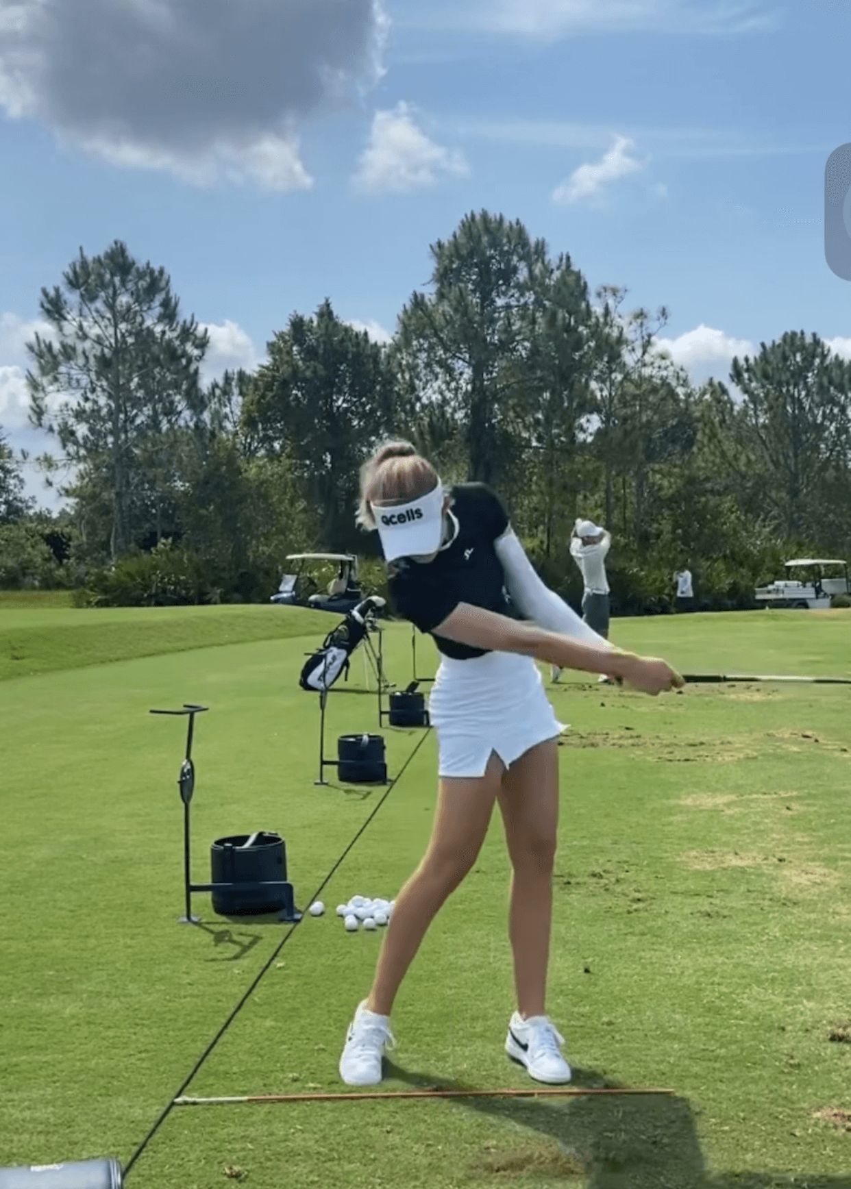 머리가 오래동안 고정되어 있는 넬리 코다