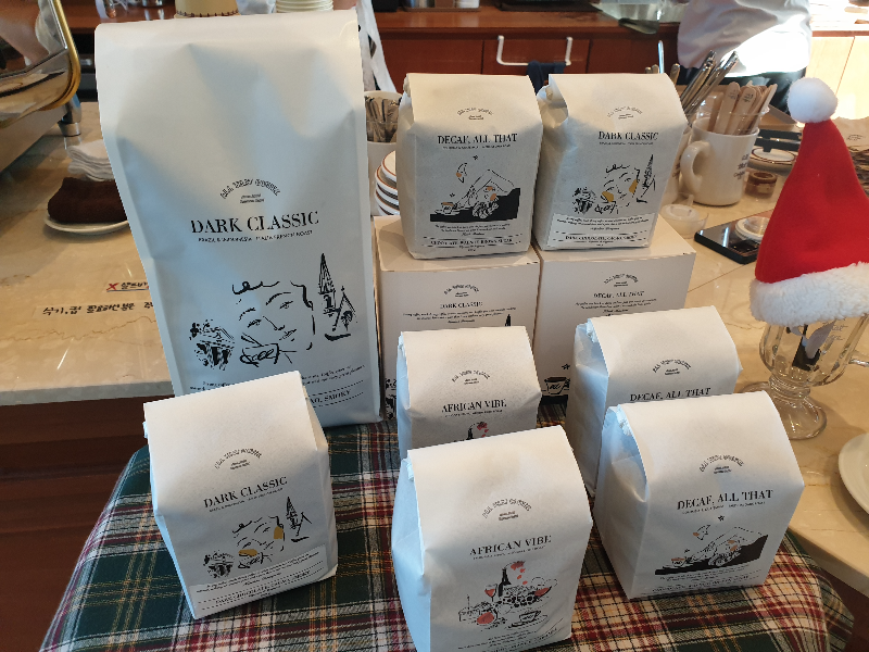 판매용 원두들이 진열되어 있다. 다크 클래식, 아프리칸 바이브, 디카페인 세 종류