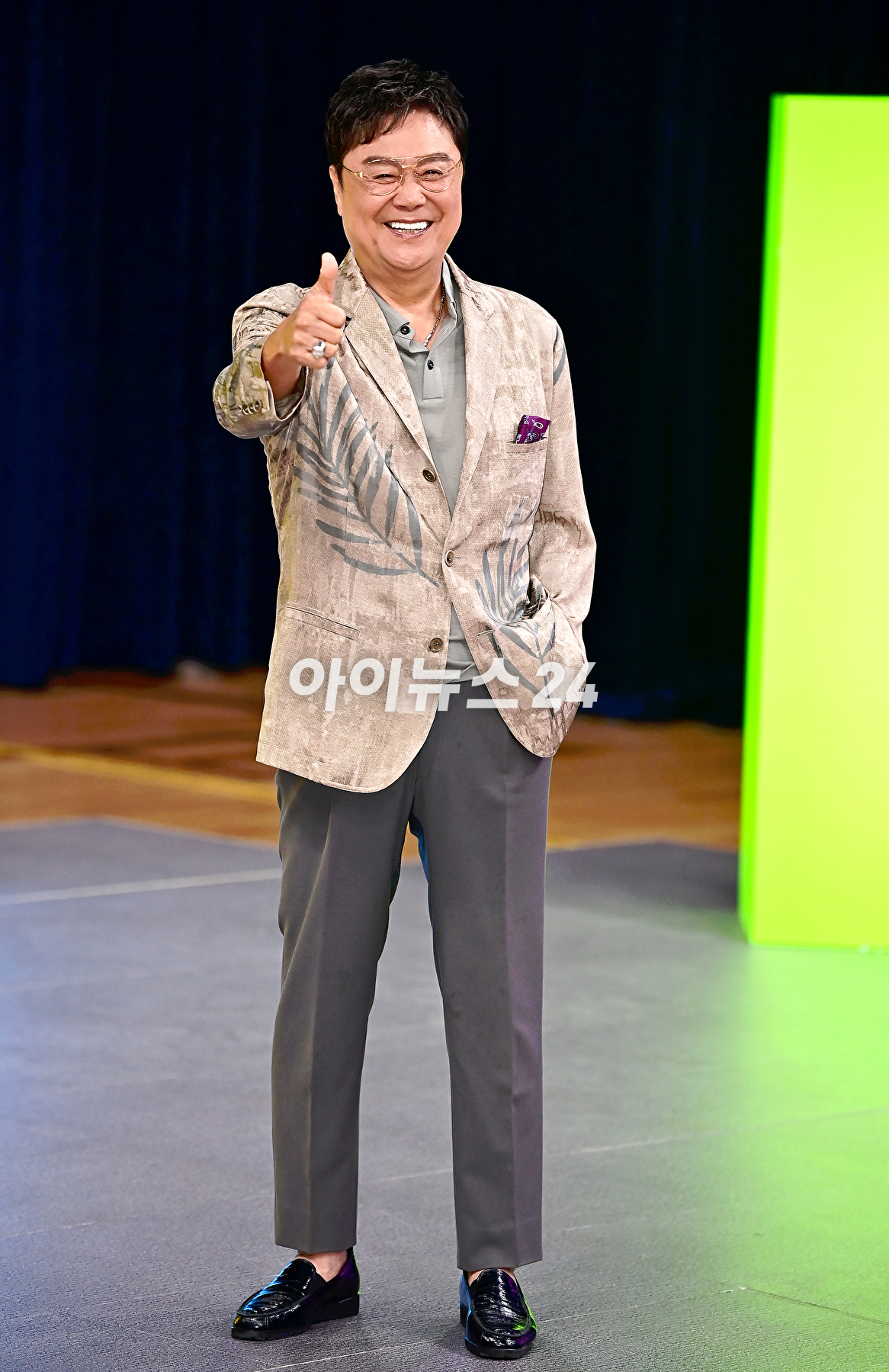 가수 남진이 13일 오후 서울 마포구 YTN홀에서 열린 신곡 쇼케이스에서 기념촬영을 하고 있다. [사진=곽영래 기자]