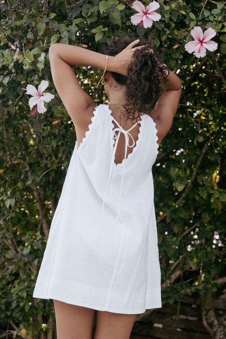 화이트 미니 드레스