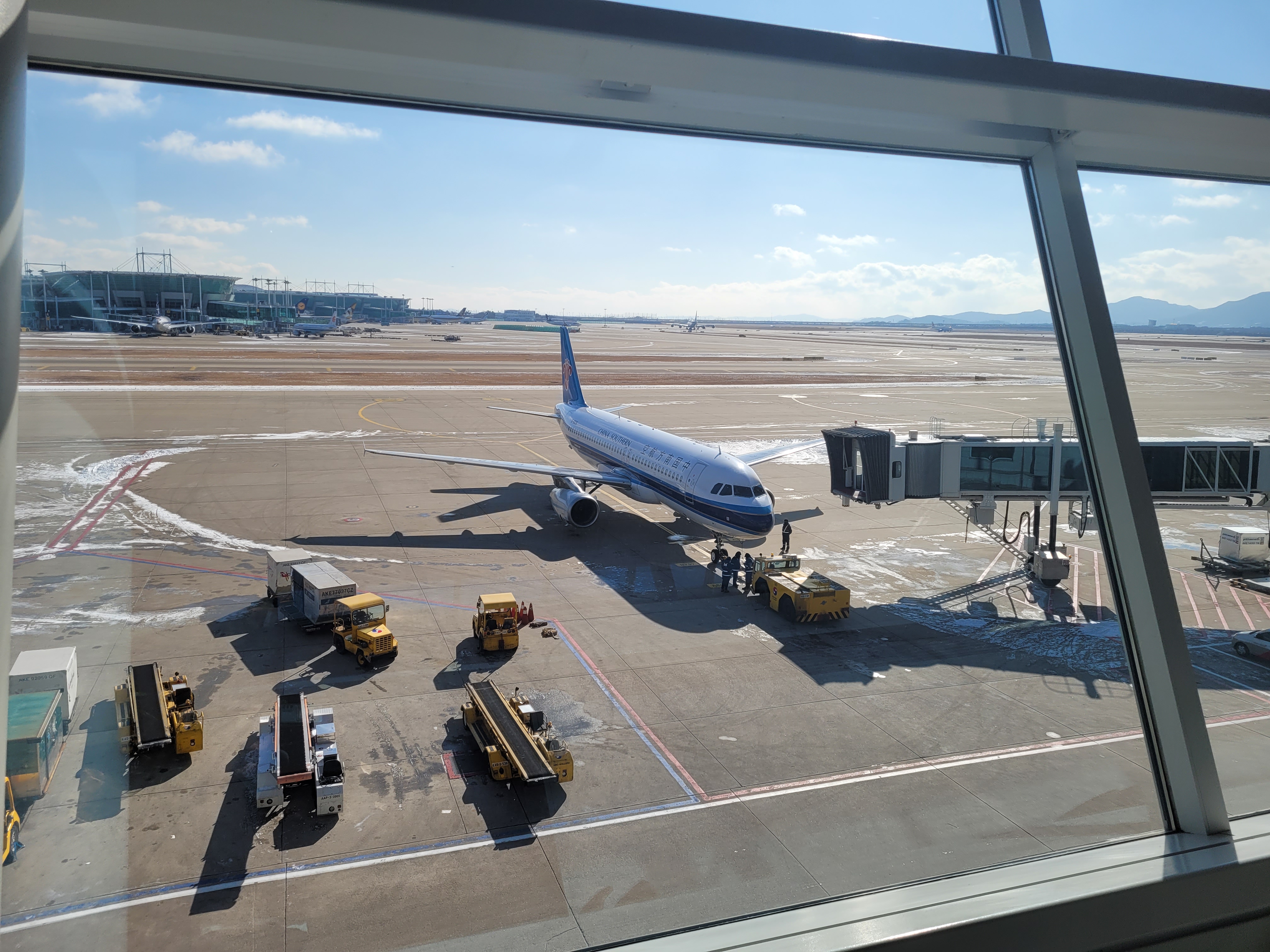 공항에서 이륙 준비 중인 항공기