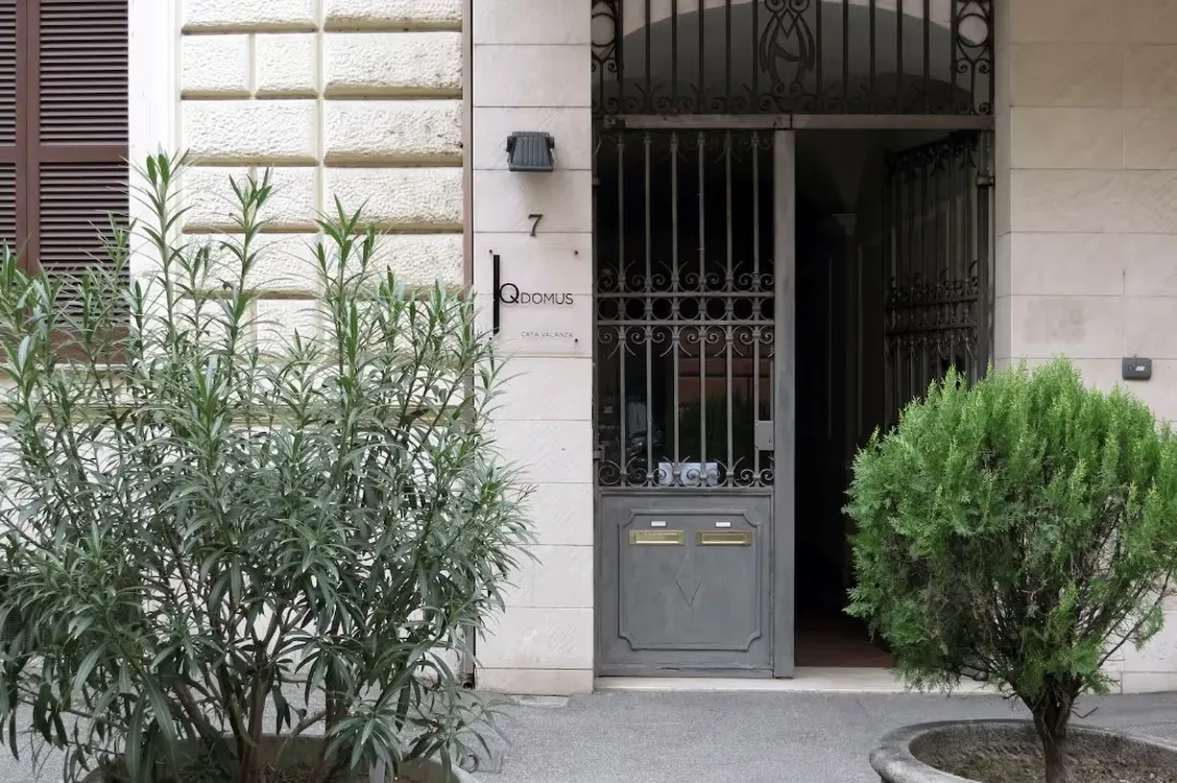 이탈리아-로마-에어비앤비-콜로세움-앞-큐도무스아파트-대문