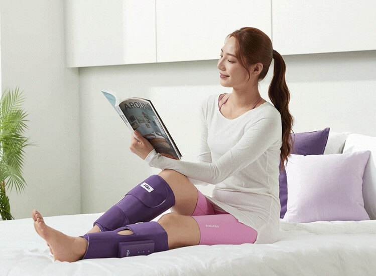 풀리오-종아리-마사지기를-착용하고-독서하는-모습-사진