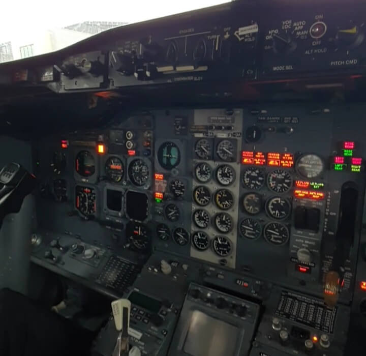 항공기 T형 계기판