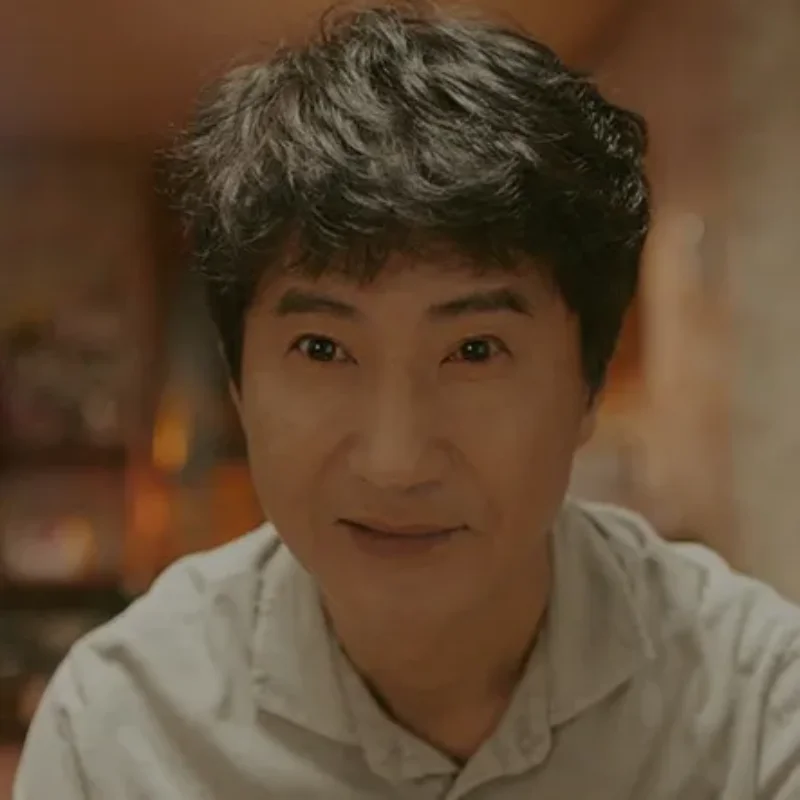 어느 실내를 배경으로 허름한 옷을 입고 있는 소용없어 거짓말의 목태섭