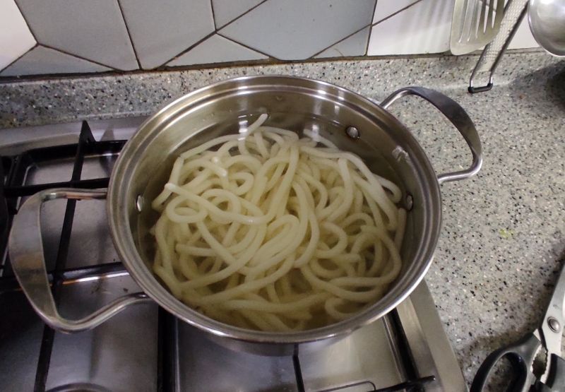 냉동 생 우동면을 냄비에 삶아주기