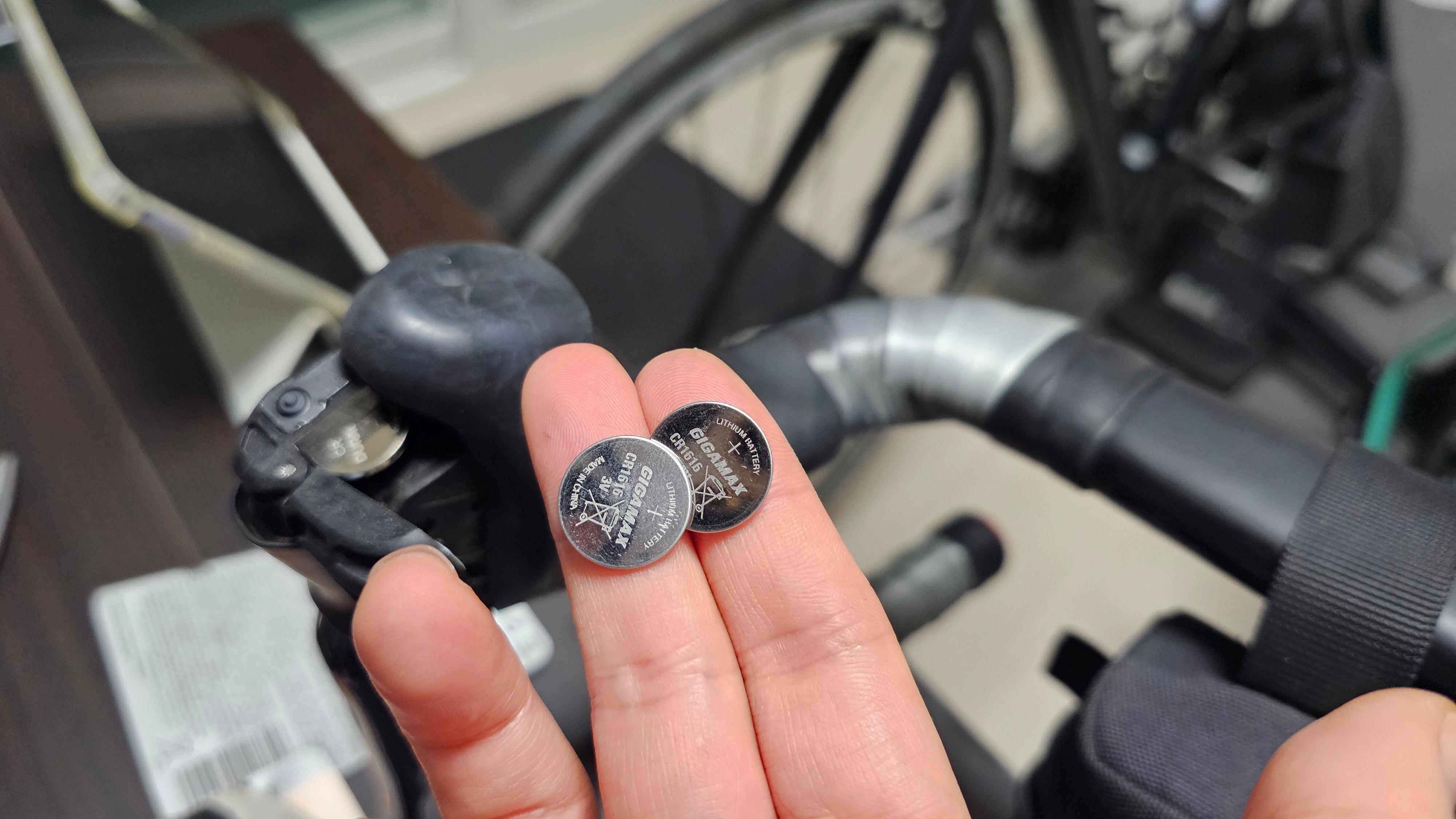 코인전지 삽입 시 극성(+/-) 확인 안내 이미지