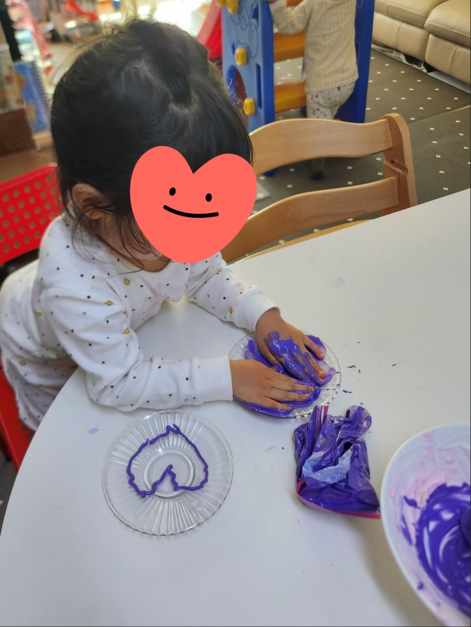 크림을 문지르는 아이