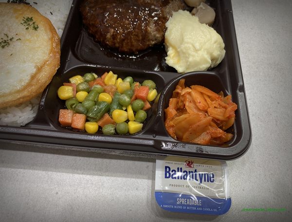 GS25 편의점 혜자로운집밥 에그함박스테이크 도시락 2023년 4월 반찬 구성(콩, 옥수수, 당근 등, 볶음 김치)