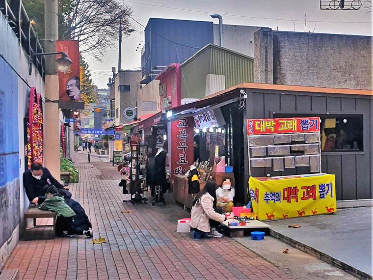 달고나-뽑기중인-사람들