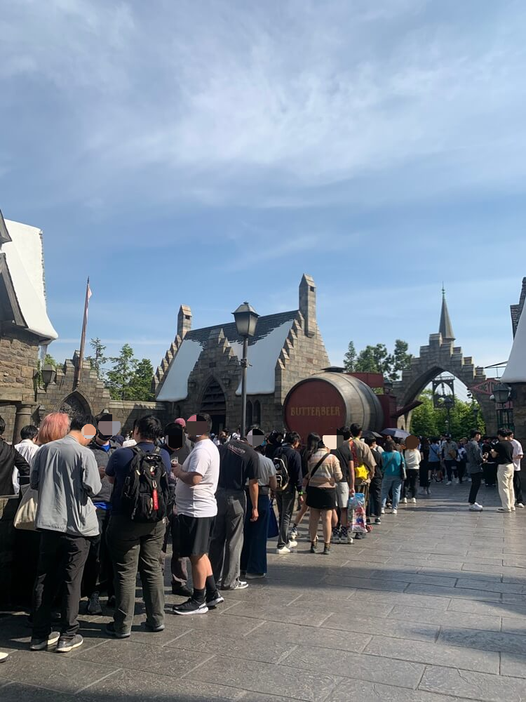 다른 곳의 버터비어 줄서있는 사람들