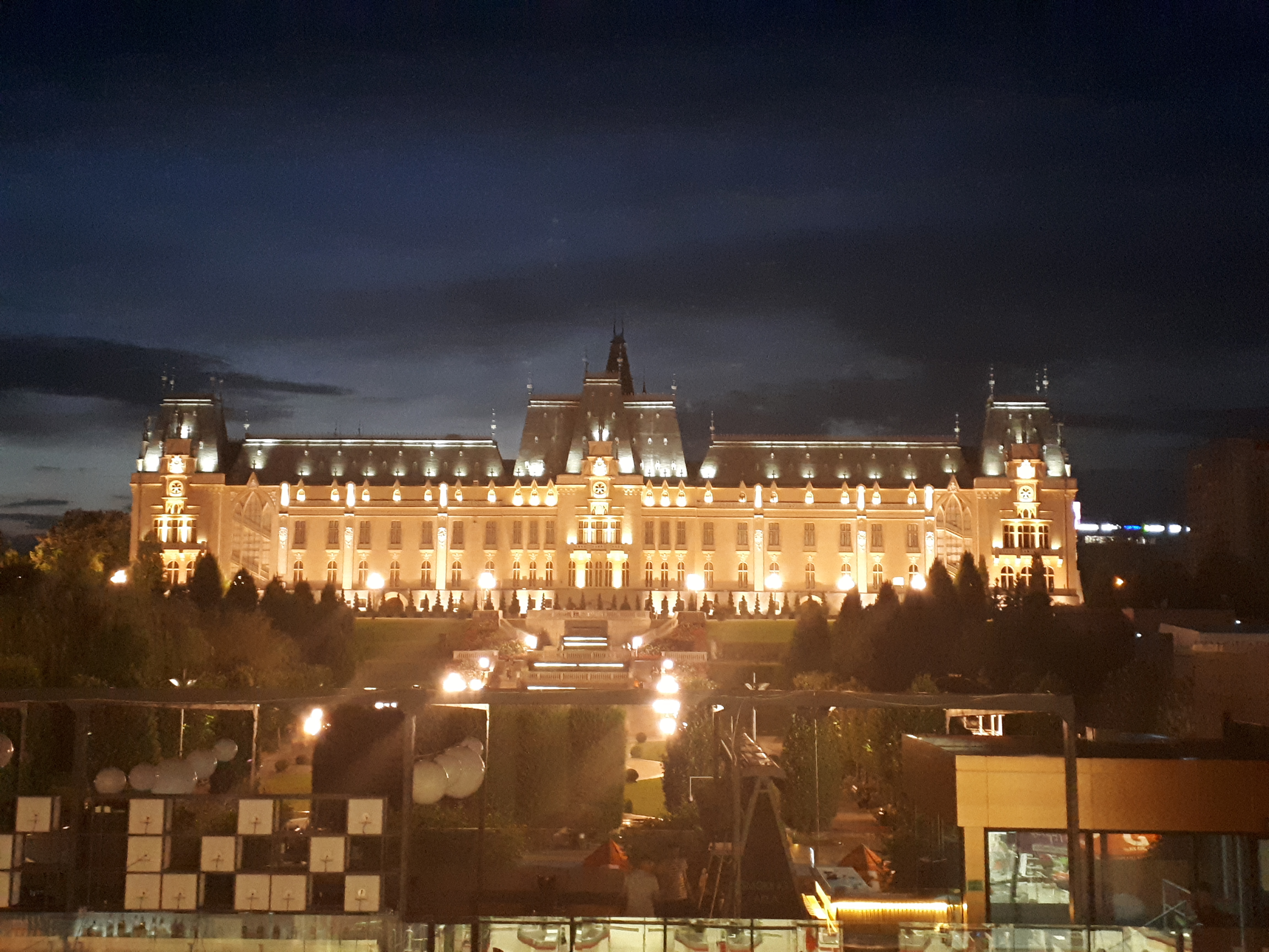루마니아 이아시 문화궁전 멀리서 본 정면