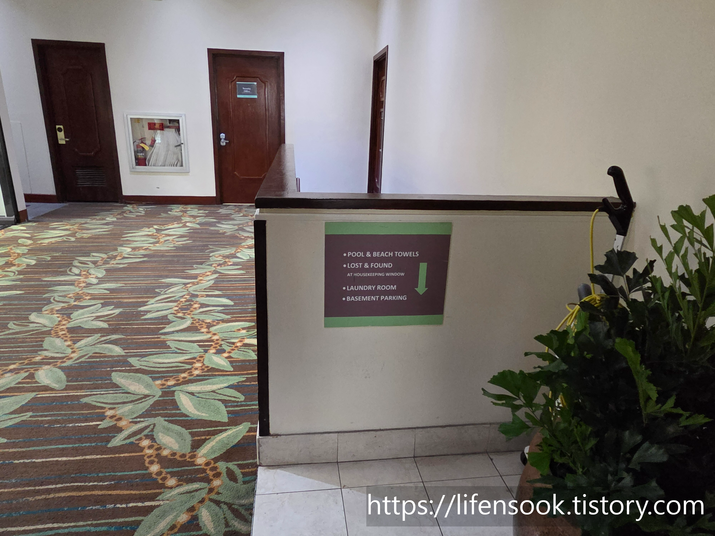 와이키키 리조트 호텔 지하로 내려가는 게단