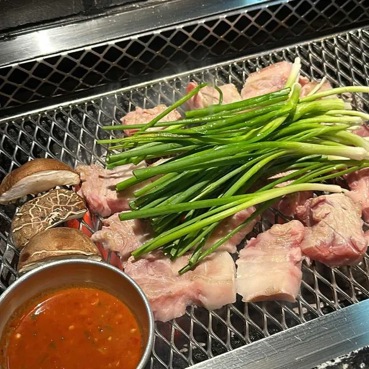바비큐 세트 – 숯불에 구운 삼겹살 + 쌈장 콤보