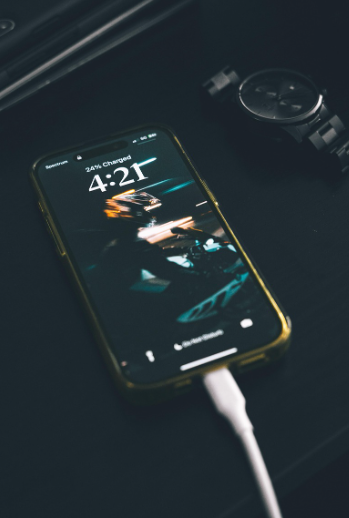 핸드폰 잠금화면이 켜져있는 모습