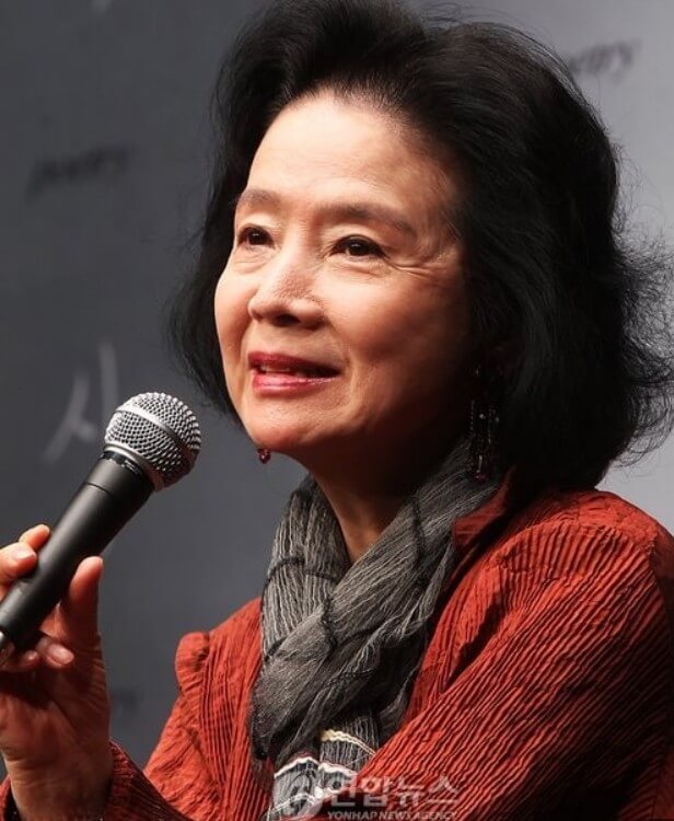 윤정희 인터뷰 장면