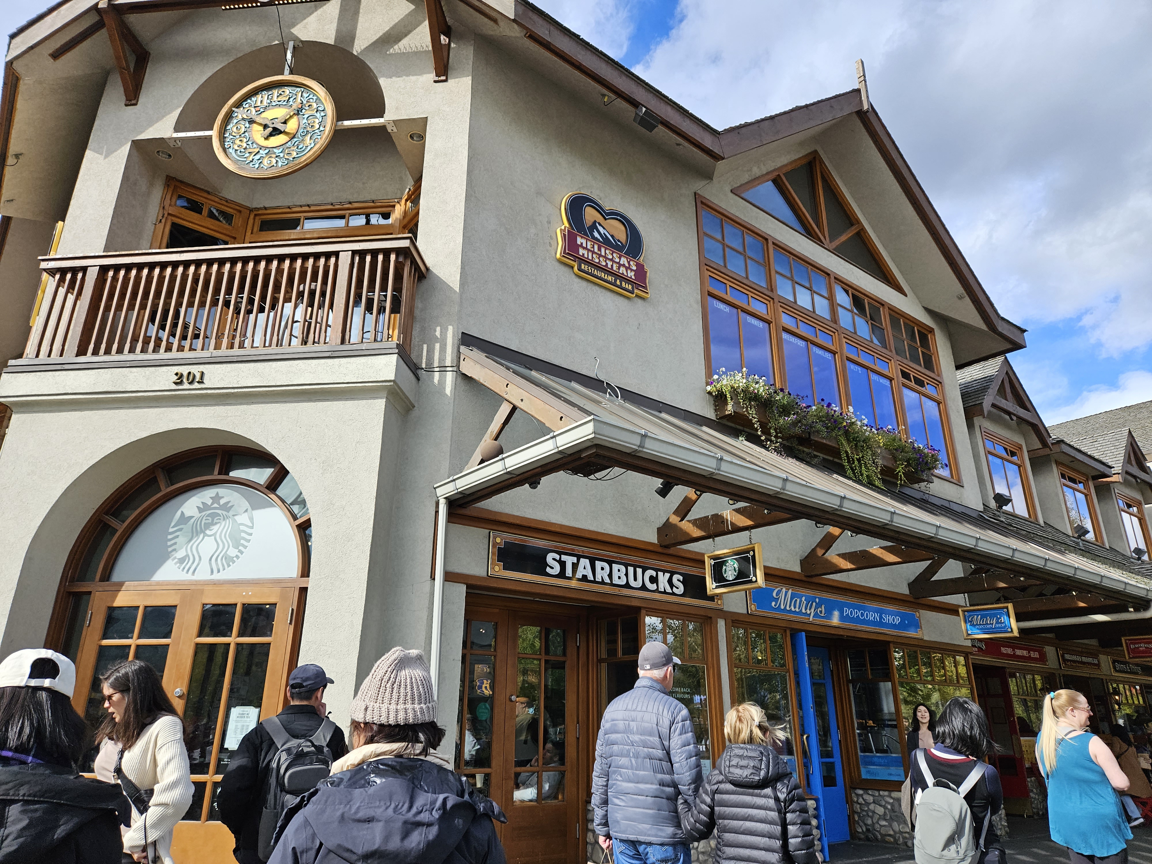 거의 밴프 다운타운 정중앙에 있는 스타벅스 건물.