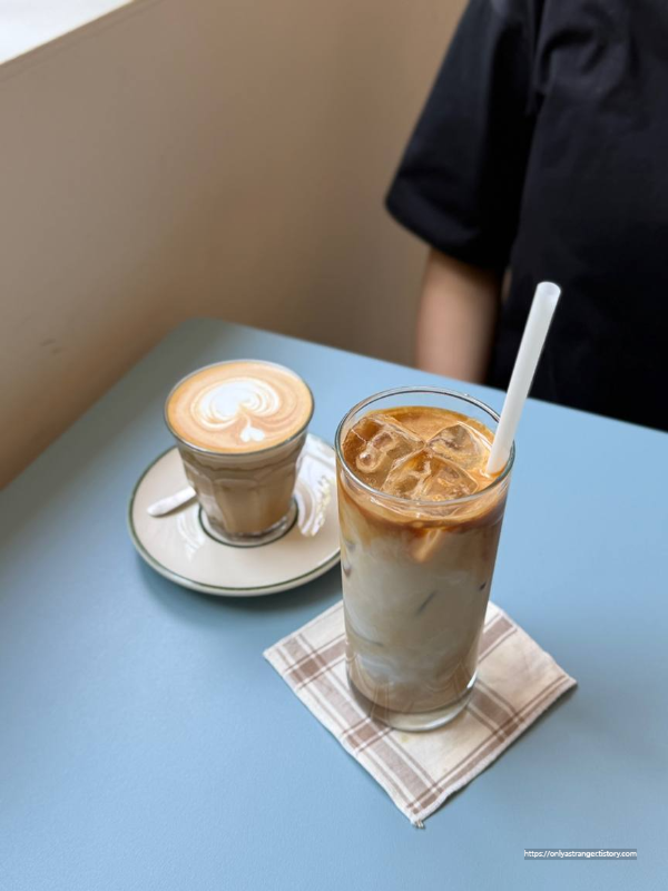 아이코 플랫화이트와 카페라떼