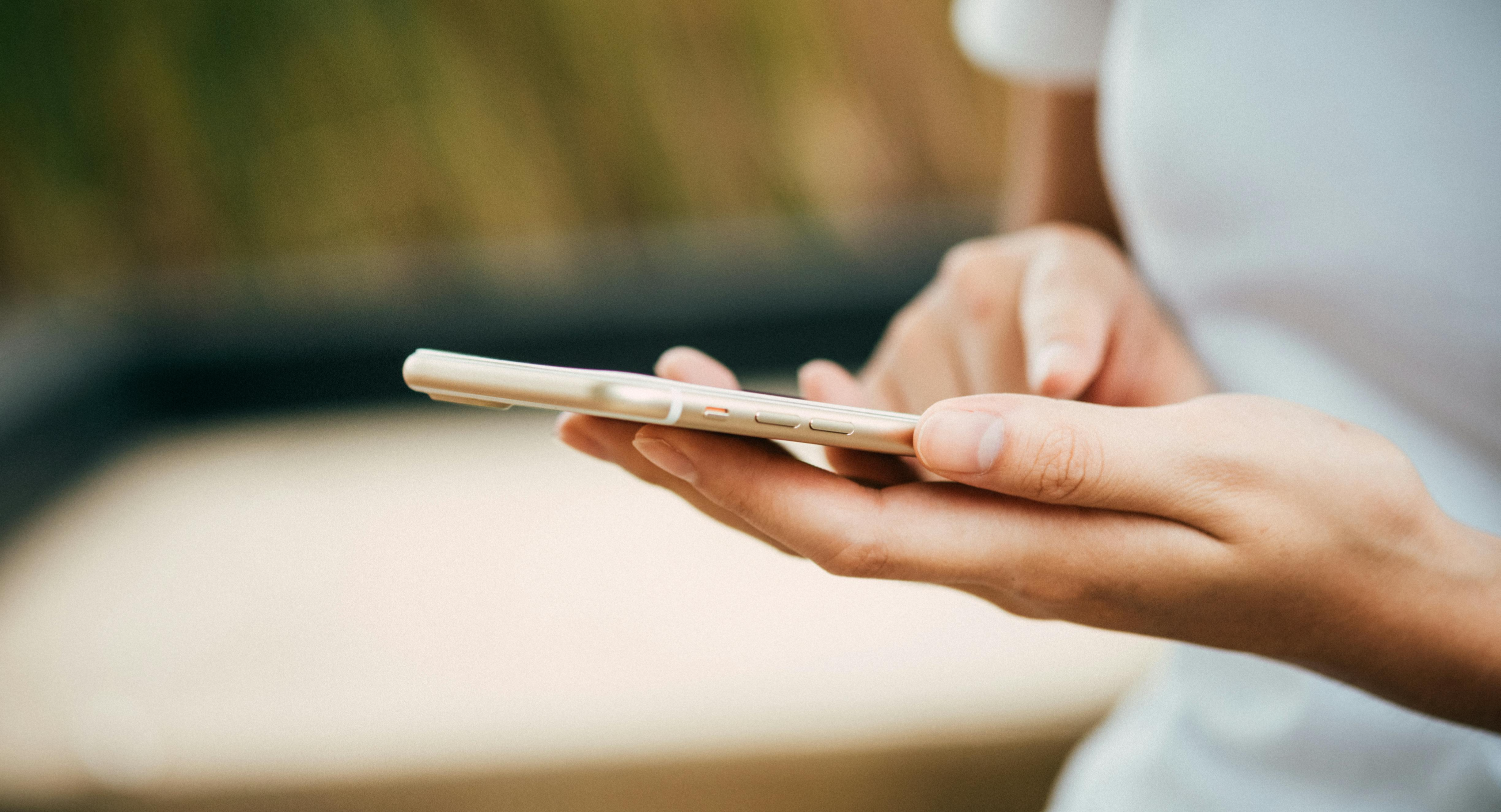 "갤럭시와 아이폰에서 주식 및 대출 스팸 문자를 효과적으로 차단하는 설정 방법 안내"