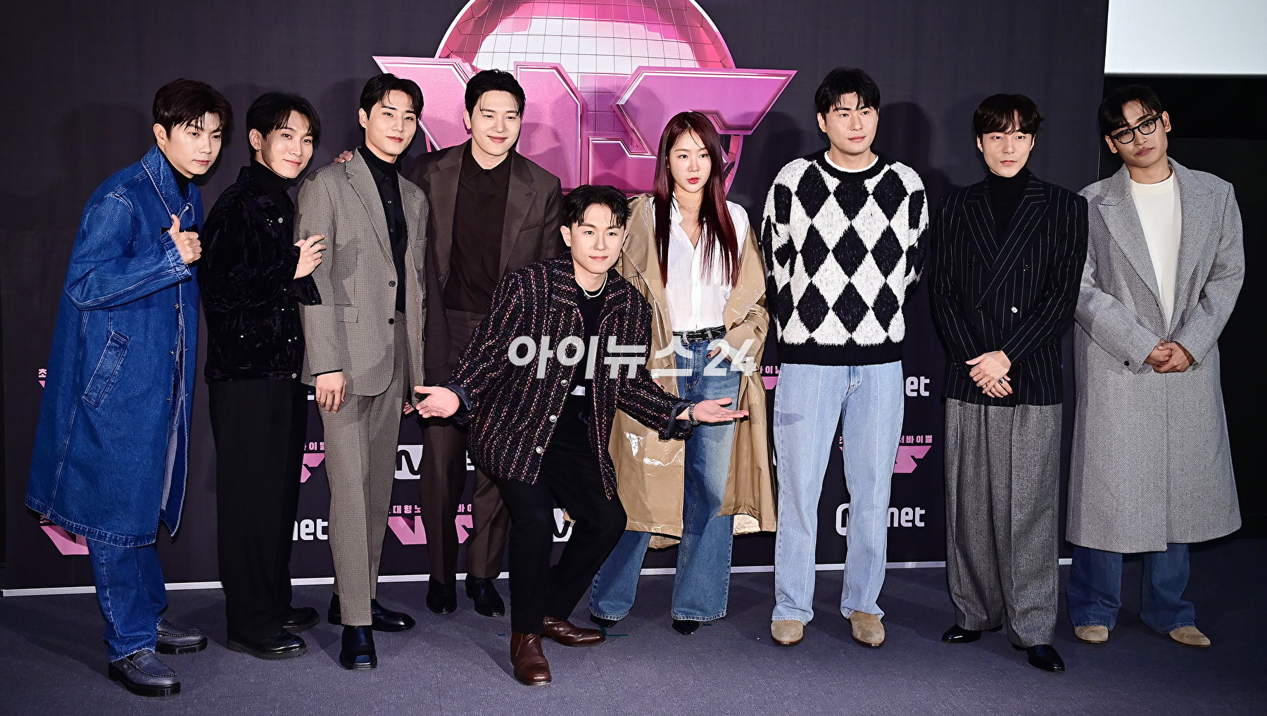 가수 장우영, 서은광, 영케이, 김민석, 임한별, 소유, 카더가든, 로이킴, 박재정이 22일 오후 서울 강남 CGV 청담씨네씨티에서 열린 Mnet '초대형 노래방 서바이벌(브이에스)'신곡 음원 쇼케이스에서 포토타임을 갖고 있다. [사진=곽영래 기자]