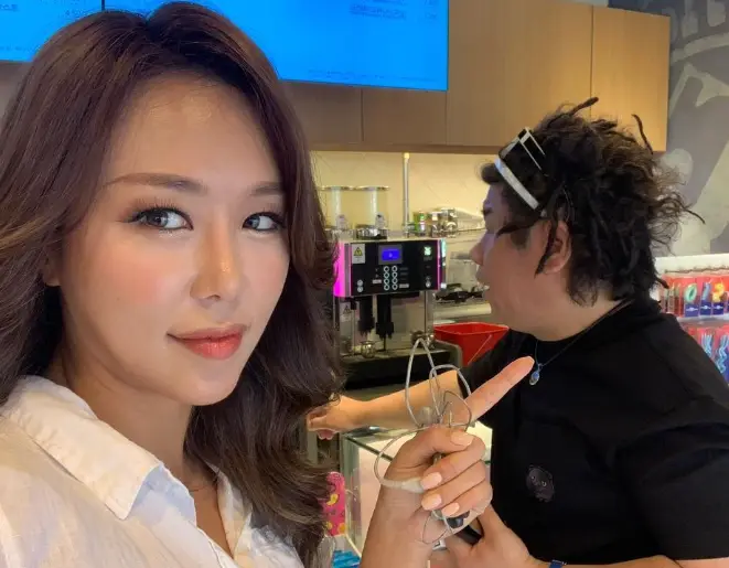 현역가왕- 흰색 블라우스를 입고 커피숍에서 긴웨이브 머리상태에서 옆사람을 가리키는 박혜신