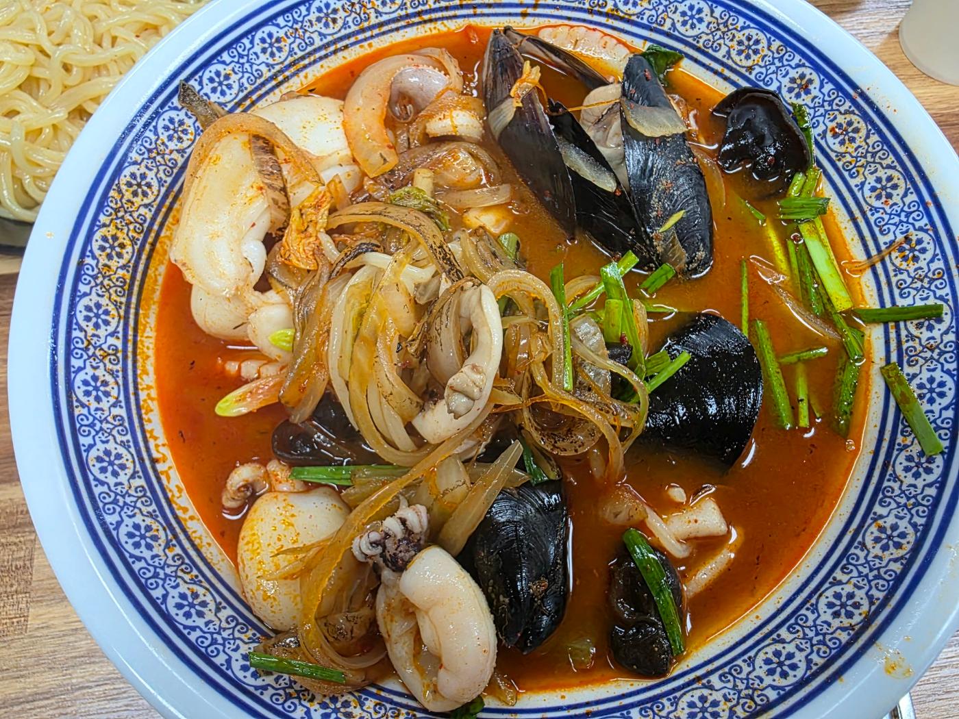 갑오징어짬뽕 면을 섞은 모습